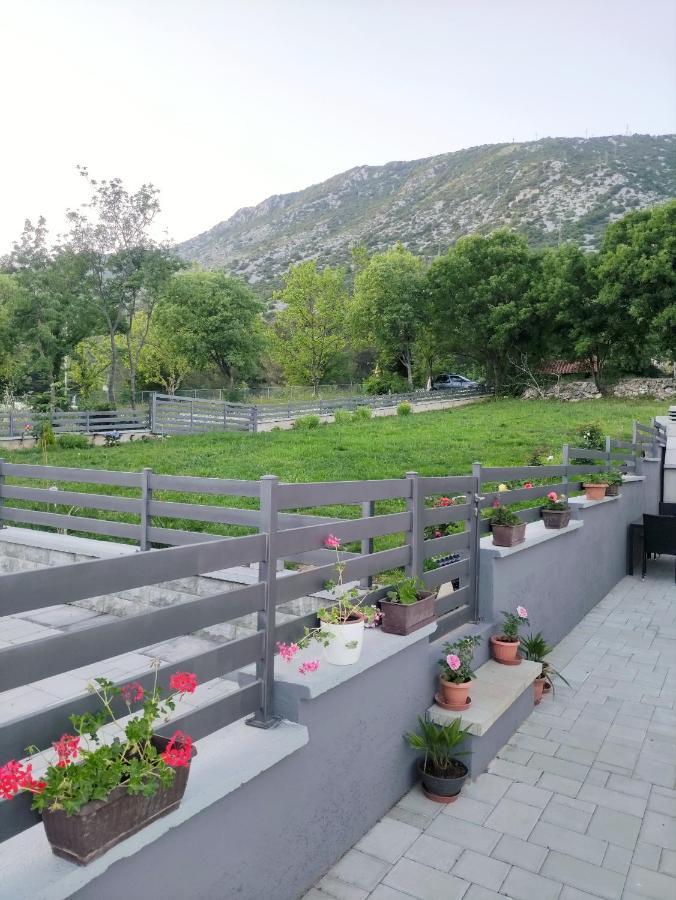 טריבאלי Apartments Nevistic מראה חיצוני תמונה