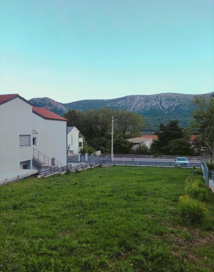 טריבאלי Apartments Nevistic מראה חיצוני תמונה