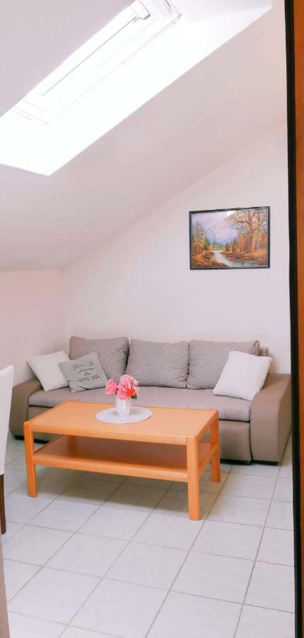 טריבאלי Apartments Nevistic מראה חיצוני תמונה