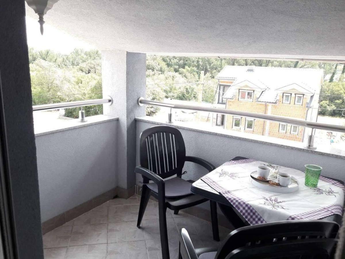טריבאלי Apartments Nevistic מראה חיצוני תמונה
