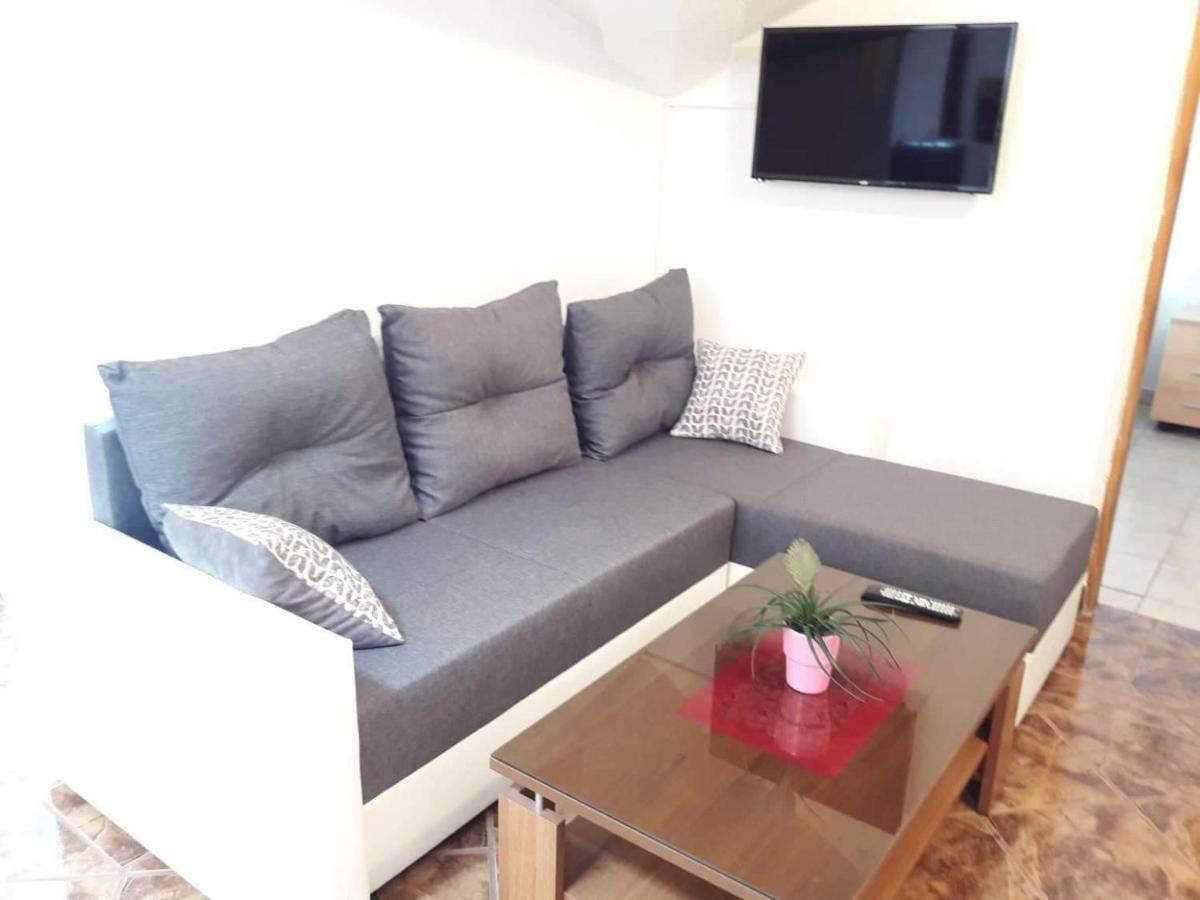 טריבאלי Apartments Nevistic מראה חיצוני תמונה