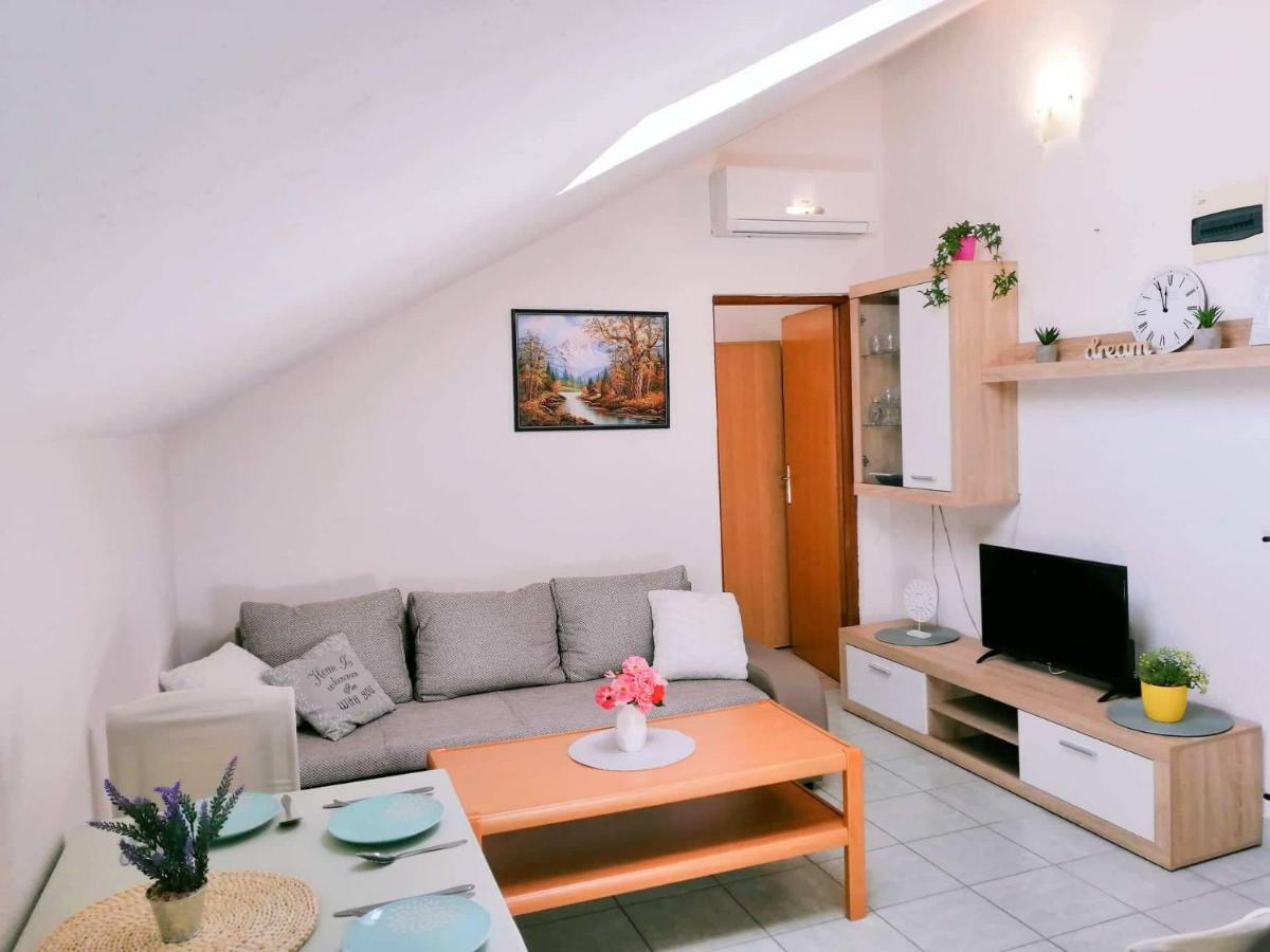 טריבאלי Apartments Nevistic מראה חיצוני תמונה